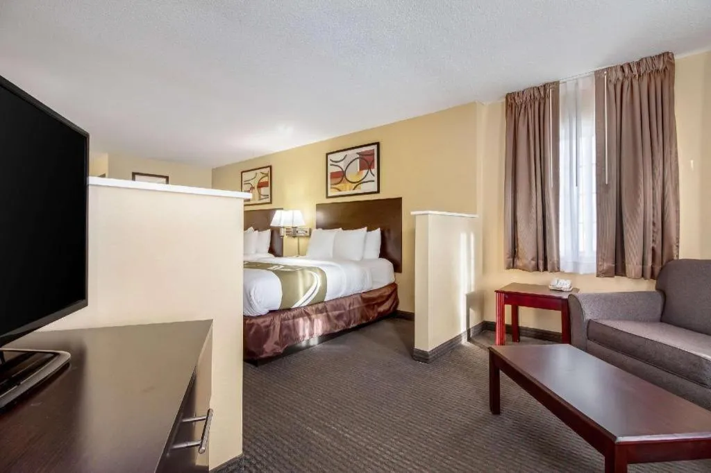 Bed in Quality Inn & Suites Lincoln North