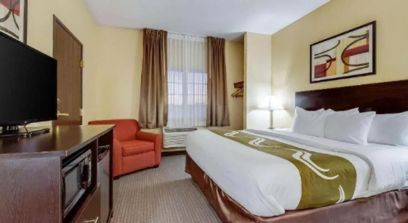 Bed in Quality Inn & Suites Lincoln North