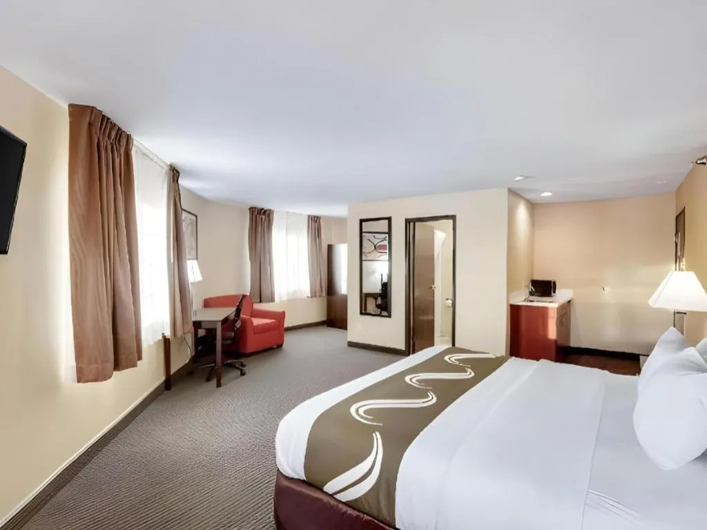 Bed in Quality Inn & Suites Lincoln North