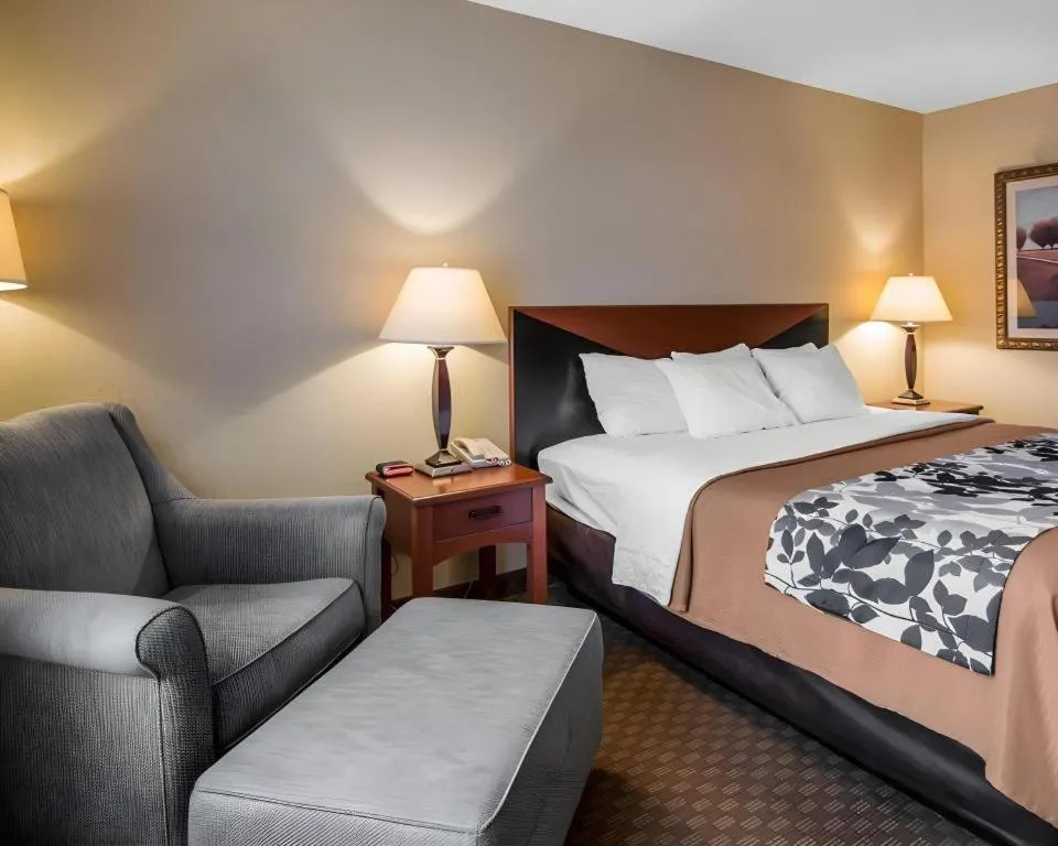 Bed in Rodeway Inn & Suites Salina South