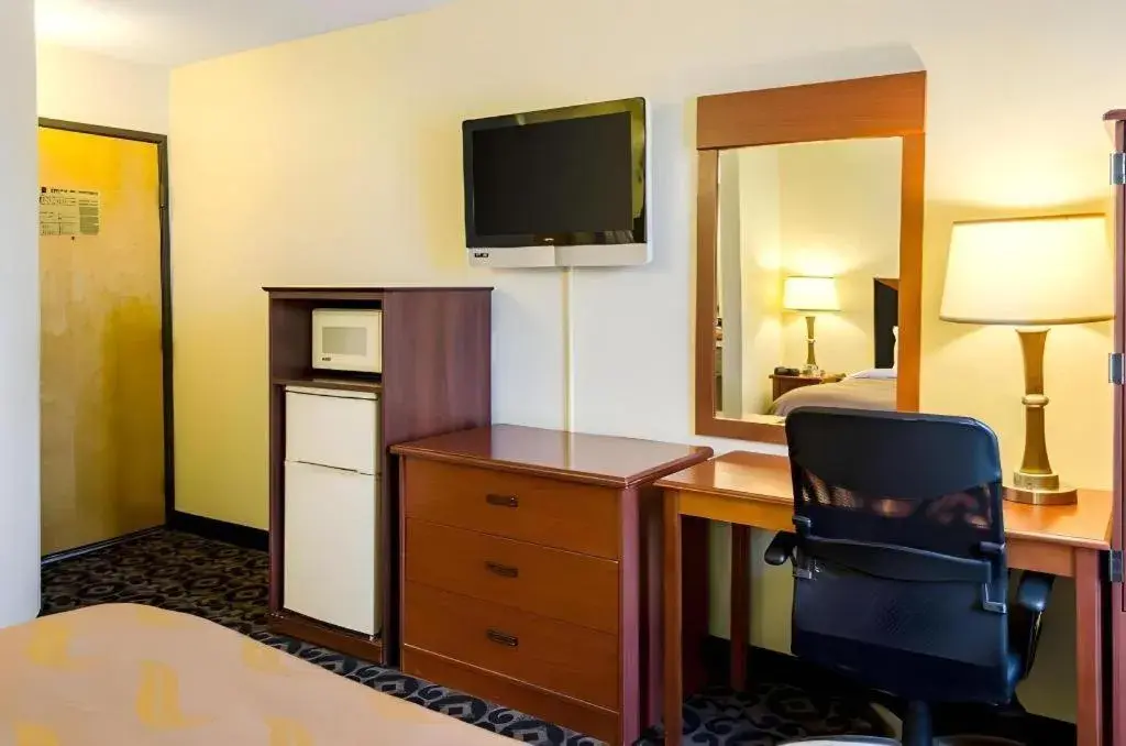 Bed in Quality Inn Meridian Bed in Quality Inn Meridian