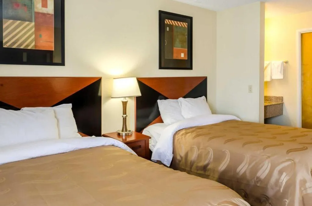 Bed in Quality Inn Meridian