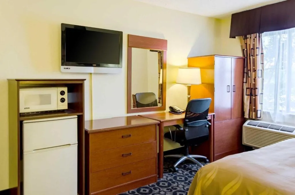 Bed in Quality Inn Meridian