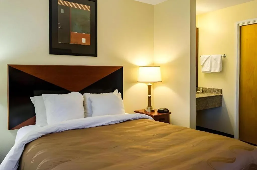 Bed in Quality Inn Meridian