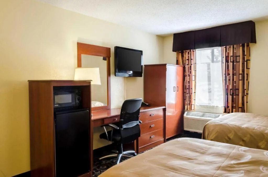 Bed in Quality Inn Meridian