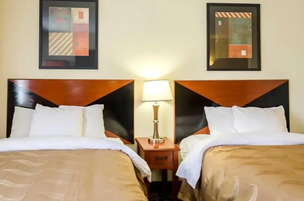 Bed in Quality Inn Meridian Bed in Quality Inn Meridian