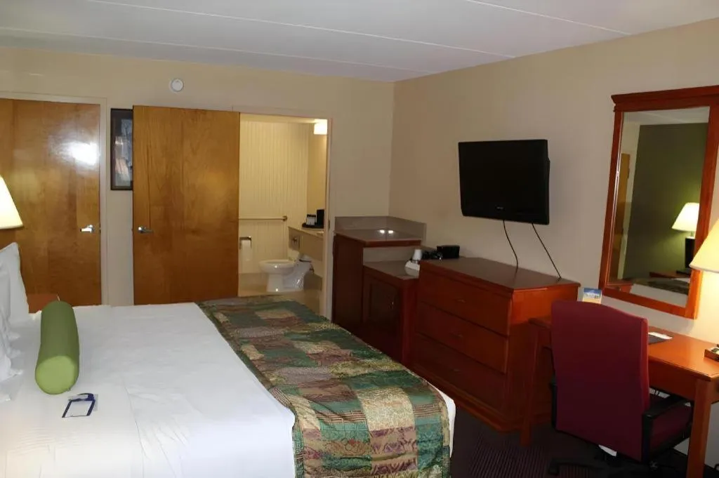 Bed in Best Western Shelbyville Inn and Suites Celebration Inn