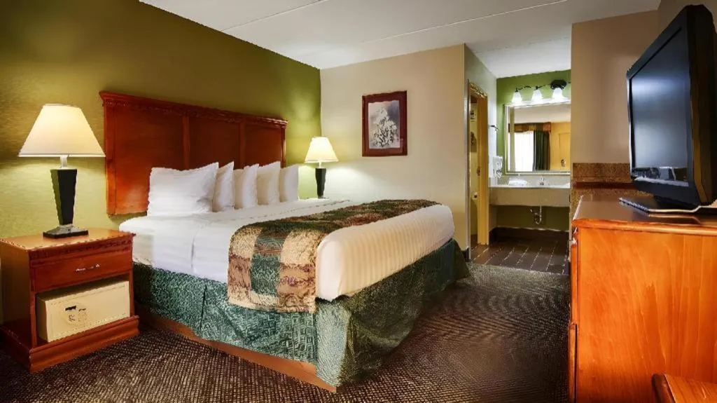 Bed in Best Western Shelbyville Inn and Suites Celebration Inn