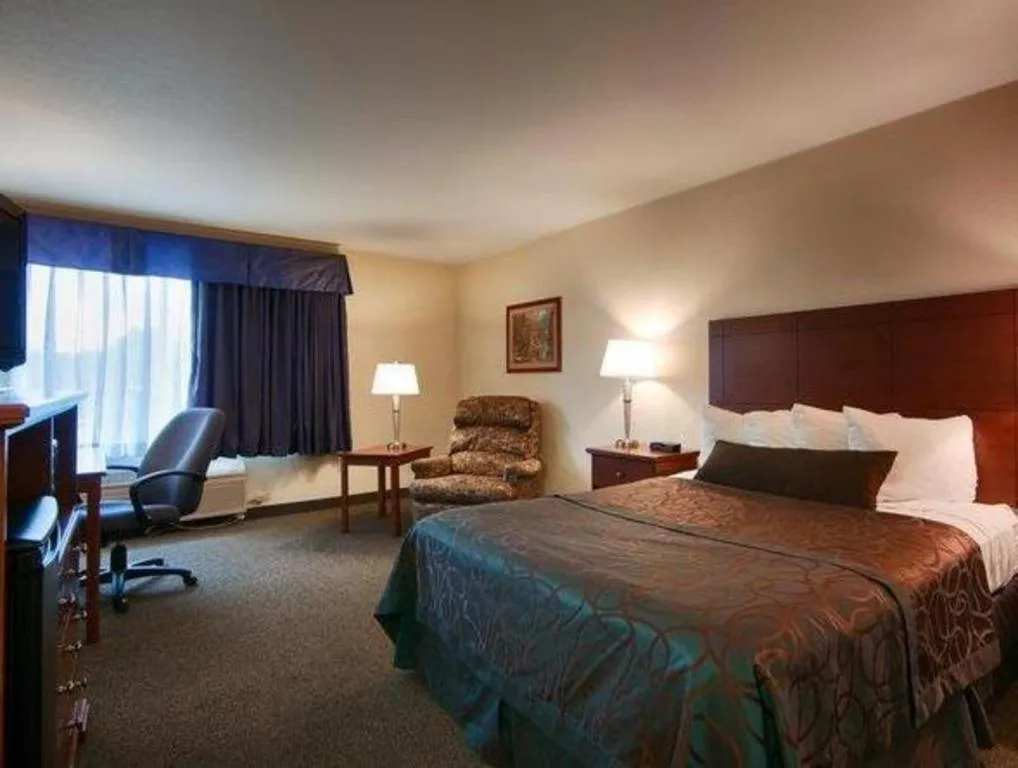 Bed in Best Western Fostoria Inn & Suites
