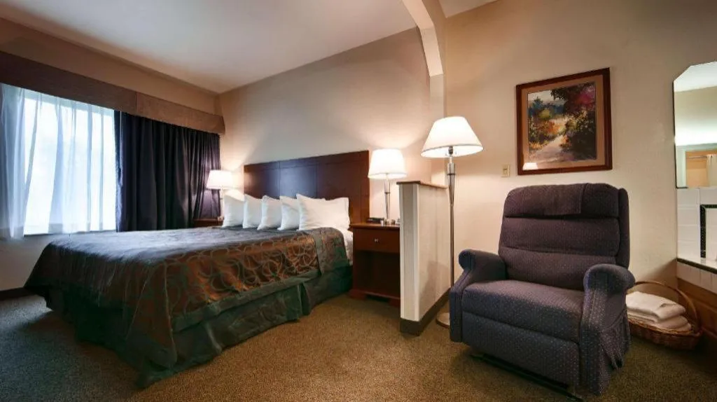 Bed in Best Western Fostoria Inn & Suites