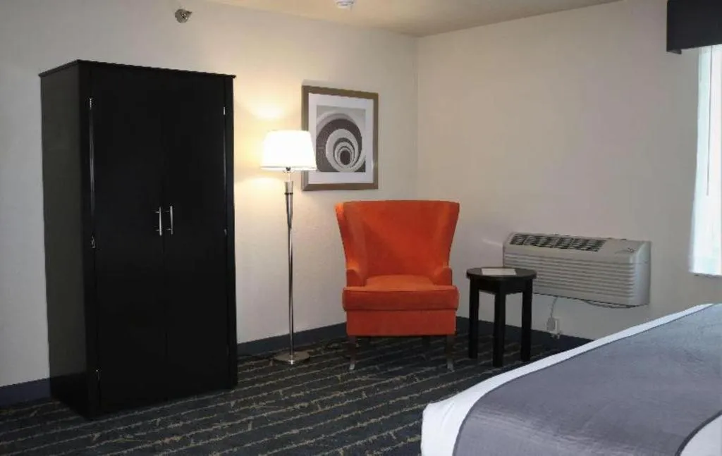 Bed in Best Western Fostoria Inn & Suites