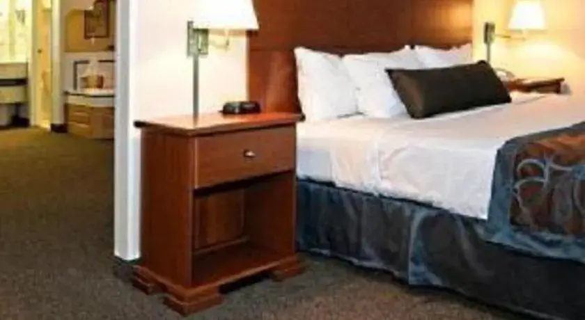 Bed in Best Western Fostoria Inn & Suites Bed in Best Western Fostoria Inn & Suites