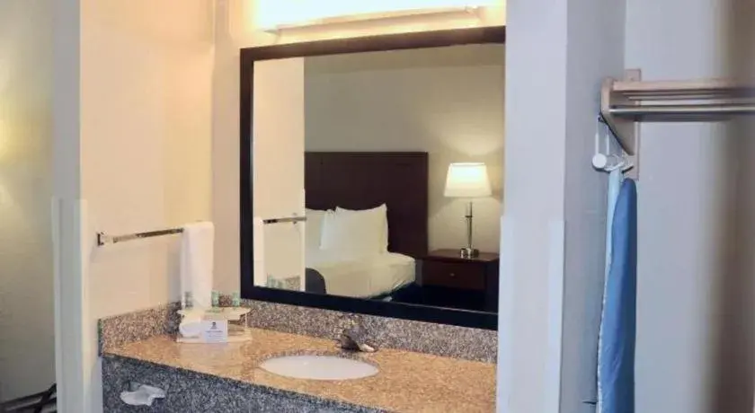 Bed in Best Western Fostoria Inn & Suites Bed in Best Western Fostoria Inn & Suites