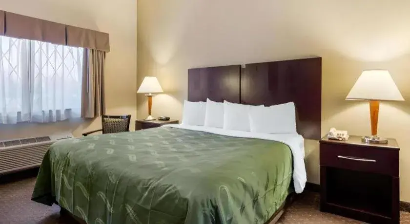 Bed in Quality Inn Bed in Quality Inn