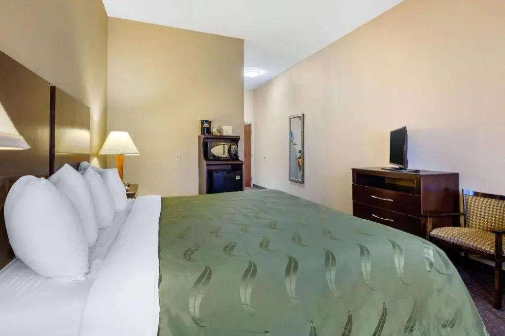 Bed in Quality Inn Bed in Quality Inn