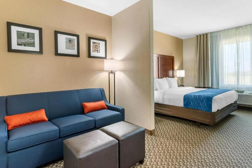 Bed in Comfort Inn & Suites Navasota