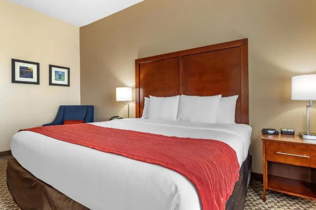 Bed in Comfort Inn & Suites Navasota
