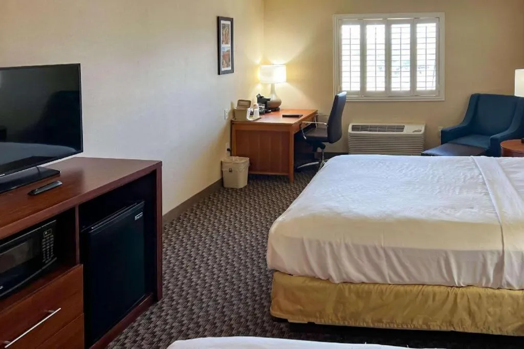 Bed in Comfort Inn and Suites Thatcher