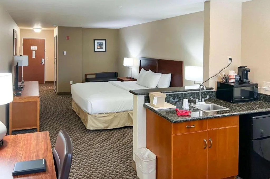 Bed in Comfort Inn and Suites Thatcher