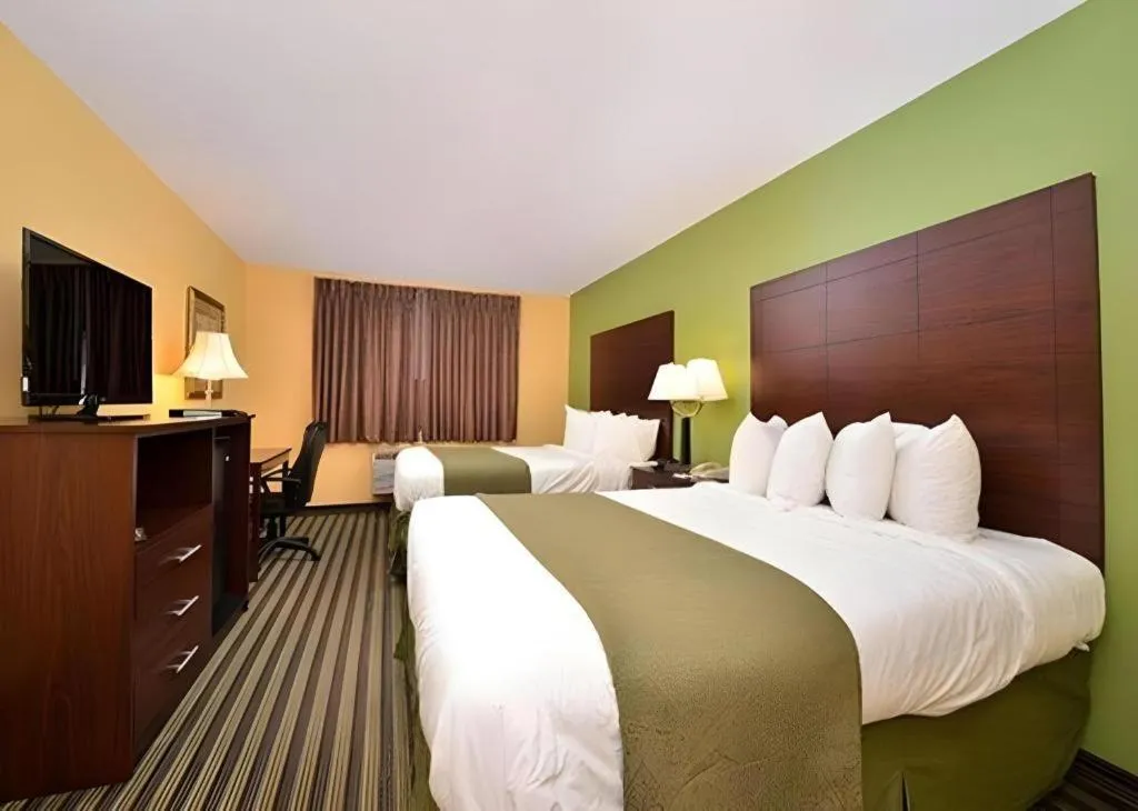 Bed in Quality Inn & Suites Grinnell near University