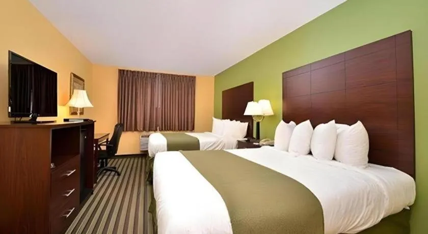 Bed in Quality Inn & Suites Grinnell near University