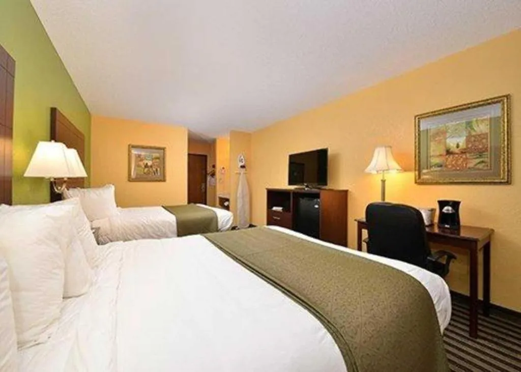 Bed in Quality Inn & Suites Grinnell near University