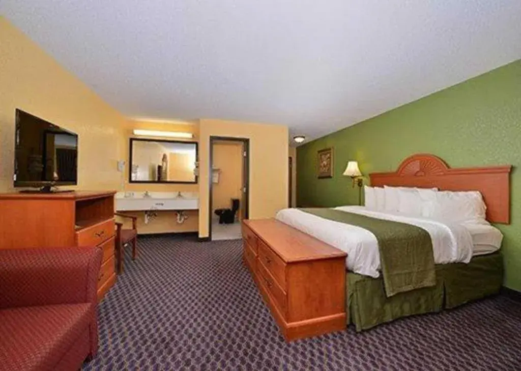 Bed in Quality Inn & Suites Grinnell near University Bed in Quality Inn & Suites Grinnell near University