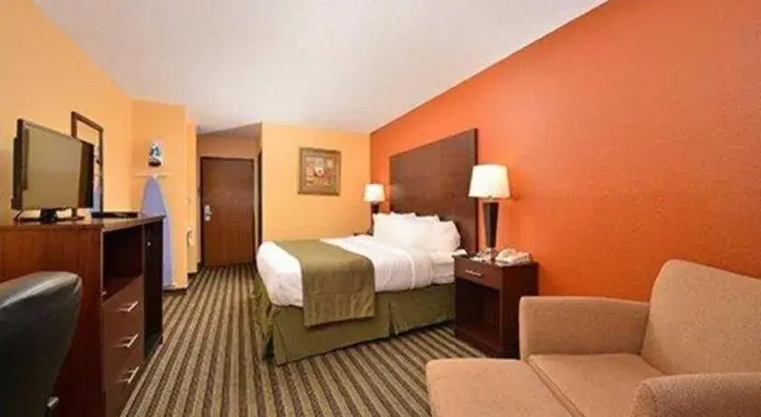 Bed in Quality Inn & Suites Grinnell near University Bed in Quality Inn & Suites Grinnell near University