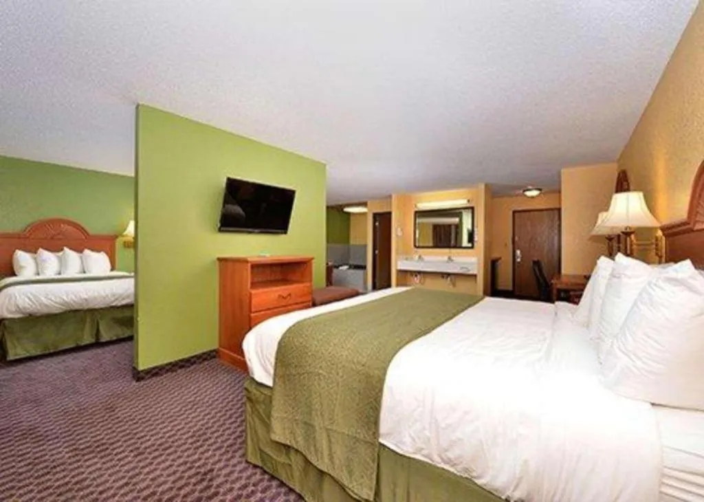 Bed in Quality Inn & Suites Grinnell near University
