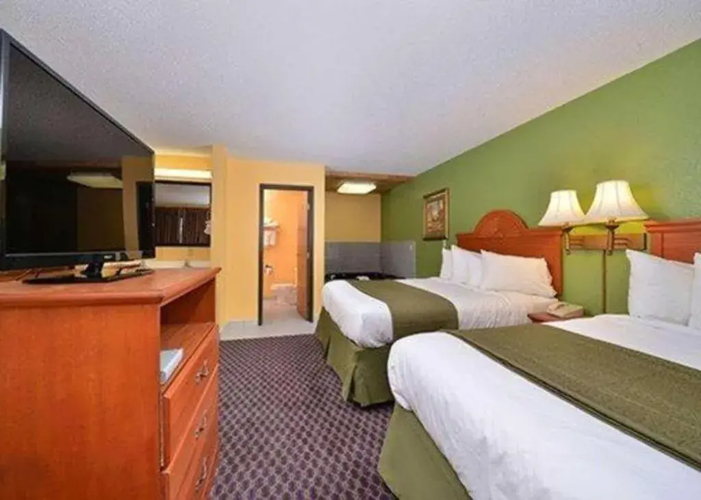 Bed in Quality Inn & Suites Grinnell near University Bed in Quality Inn & Suites Grinnell near University