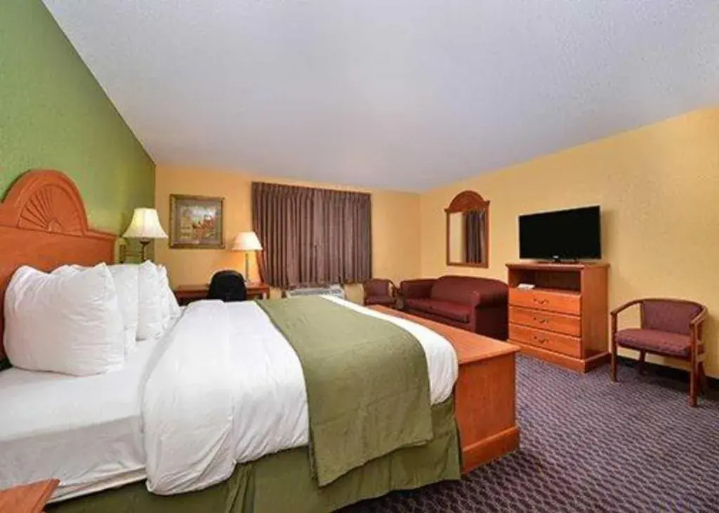 Bed in Quality Inn & Suites Grinnell near University Bed in Quality Inn & Suites Grinnell near University