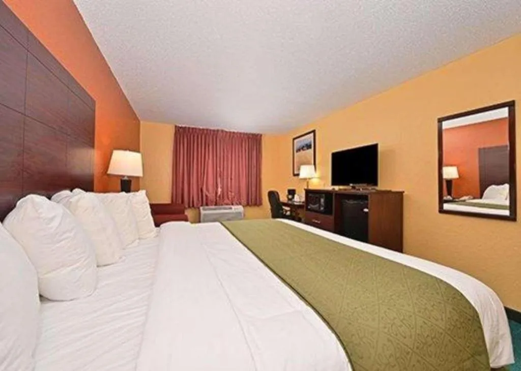 Bed in Quality Inn & Suites Grinnell near University