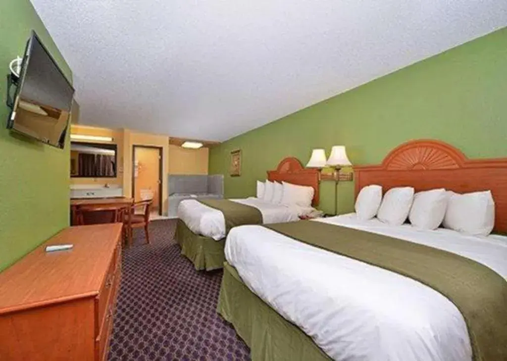 Bed in Quality Inn & Suites Grinnell near University Bed in Quality Inn & Suites Grinnell near University