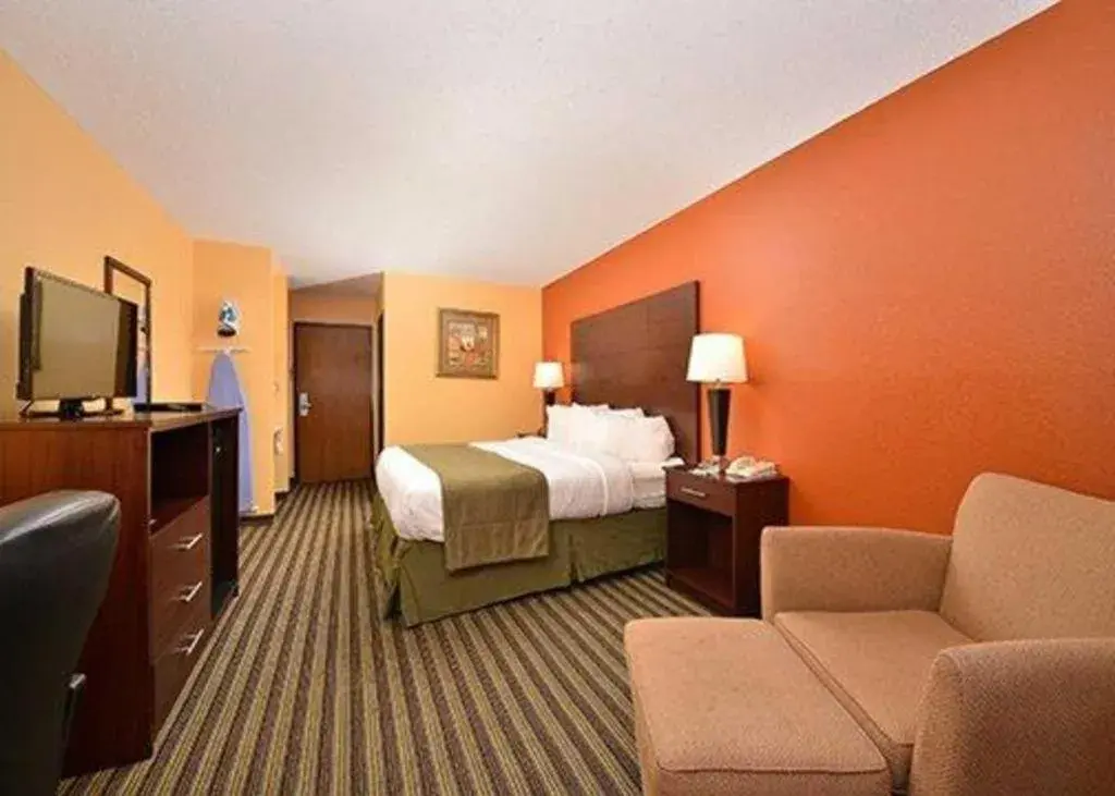 Bed in Quality Inn & Suites Grinnell near University Bed in Quality Inn & Suites Grinnell near University
