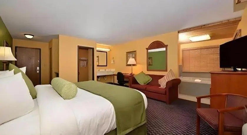 Bed in Quality Inn & Suites Grinnell near University Bed in Quality Inn & Suites Grinnell near University