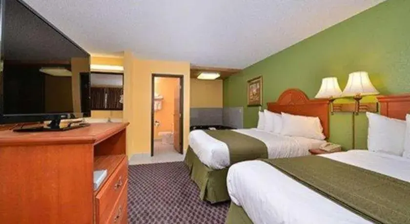 Bed in Quality Inn & Suites Grinnell near University Bed in Quality Inn & Suites Grinnell near University