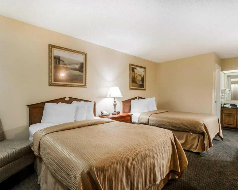 Bed in Quality Inn Arab Hwy 231