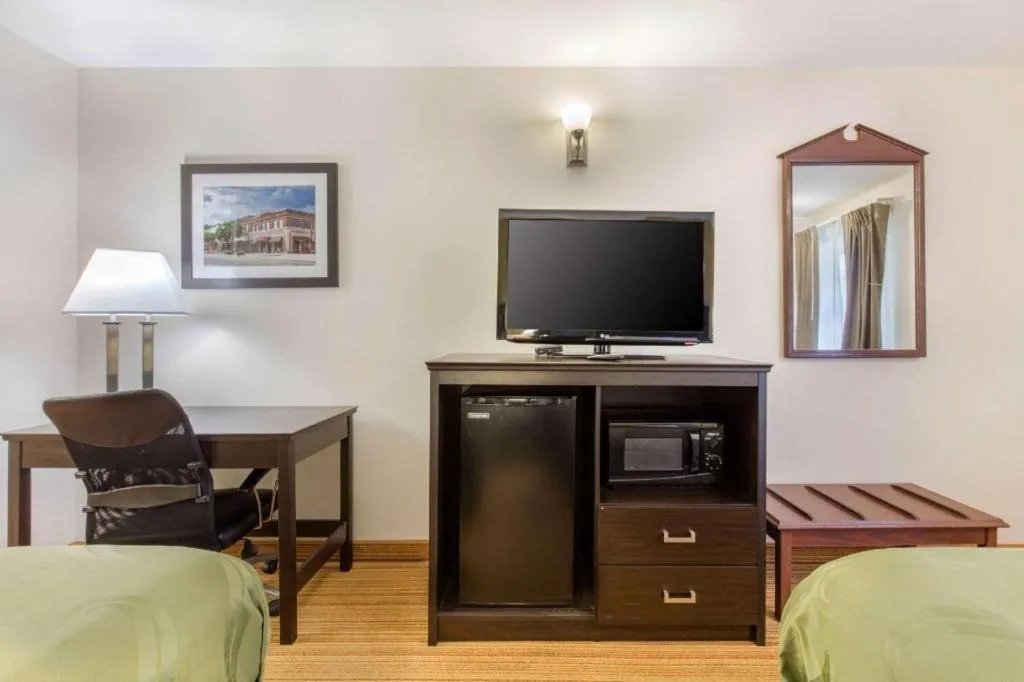 Bed in Quality Inn Arab Hwy 231