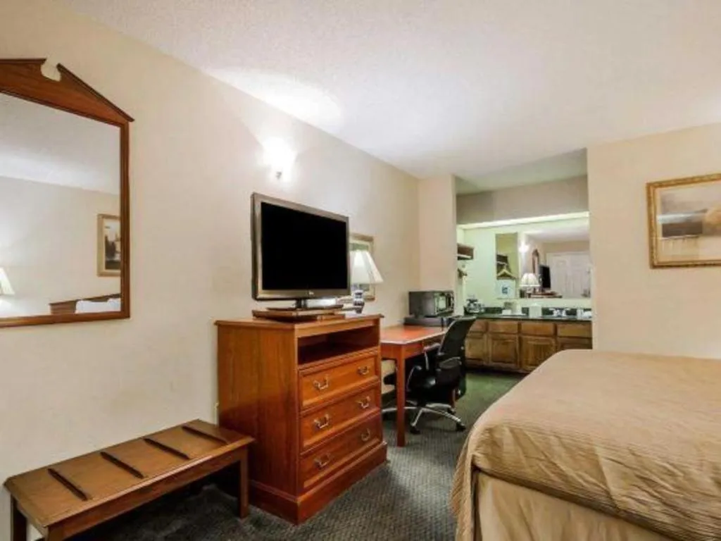 Bed in Quality Inn Arab Hwy 231