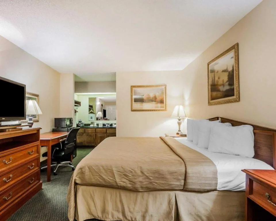 Bed in Quality Inn Arab Hwy 231