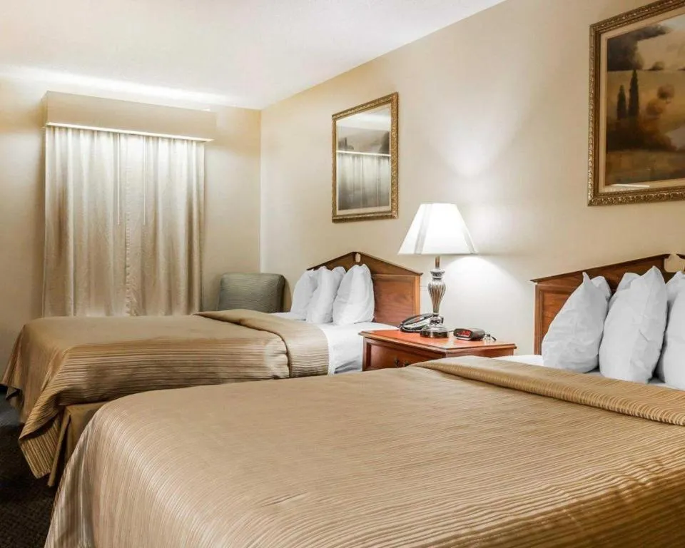 Bed in Quality Inn Arab Hwy 231