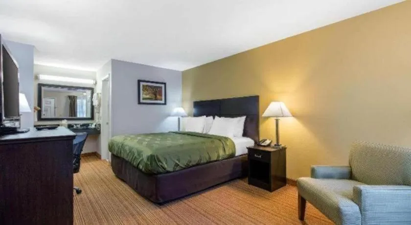 Bed in Quality Inn Arab Hwy 231