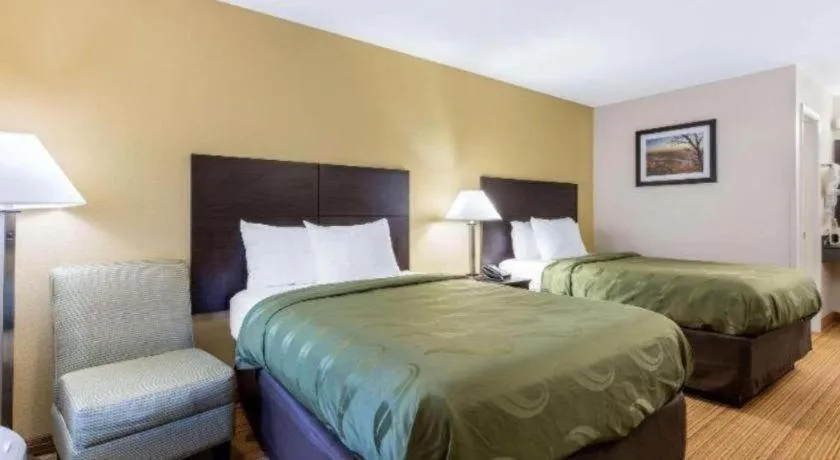 Bed in Quality Inn Arab Hwy 231