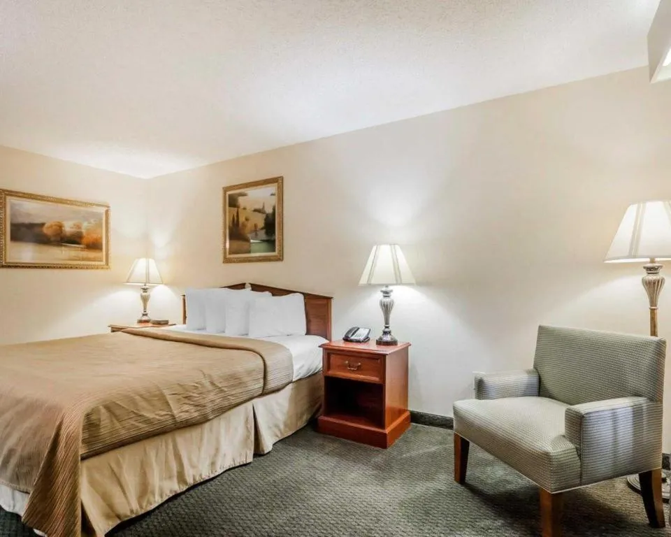 Bed in Quality Inn Arab Hwy 231