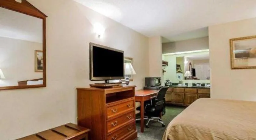 Bed in Quality Inn Arab Hwy 231