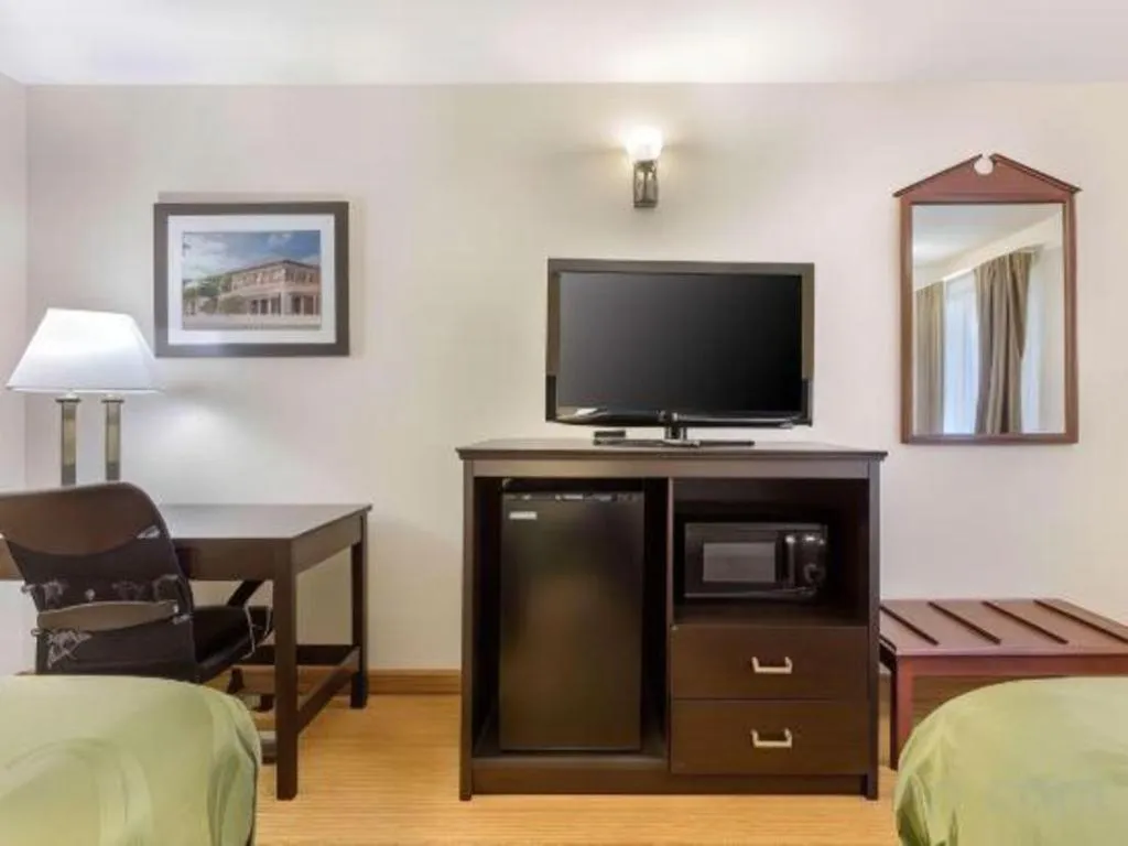 Bed in Quality Inn Arab Hwy 231