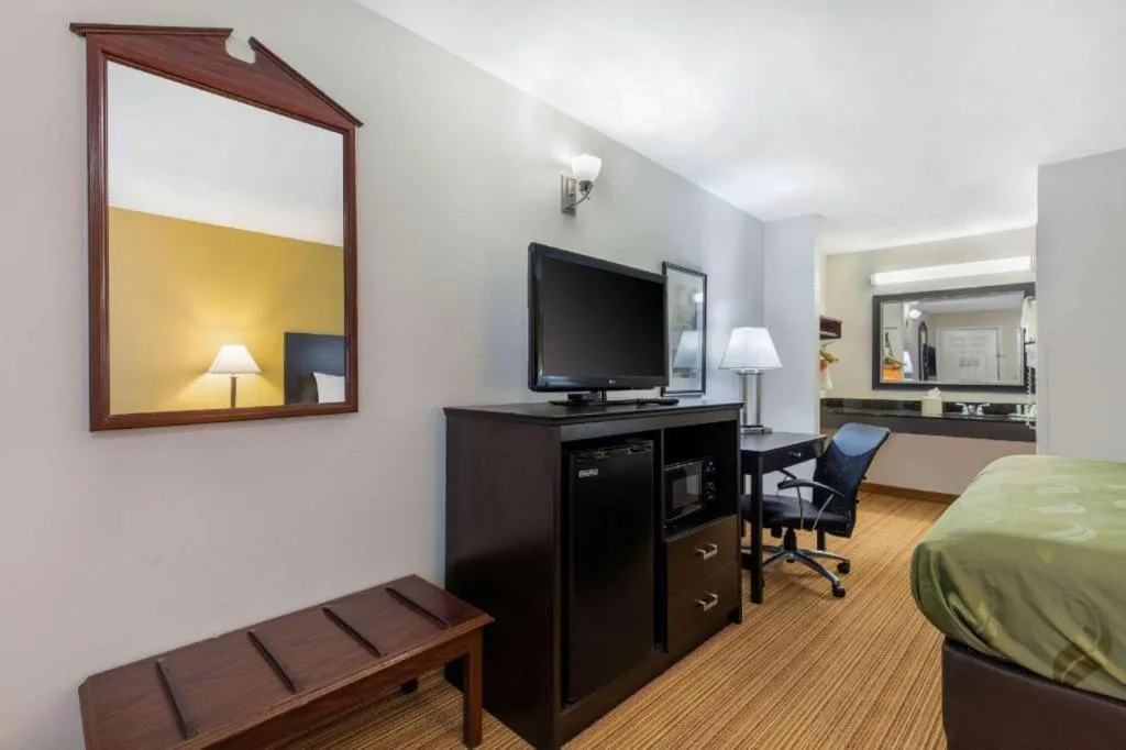 Bed in Quality Inn Arab Hwy 231