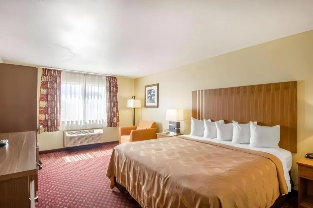 Bed in Quality Inn Mineral Point