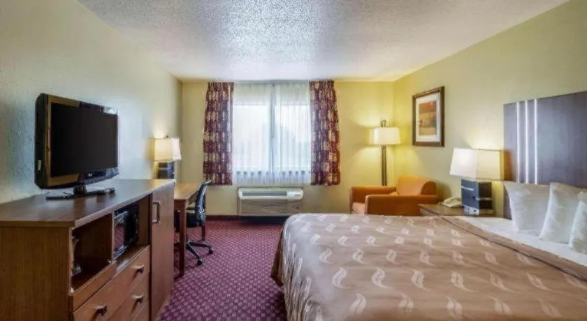 Bed in Quality Inn Mineral Point