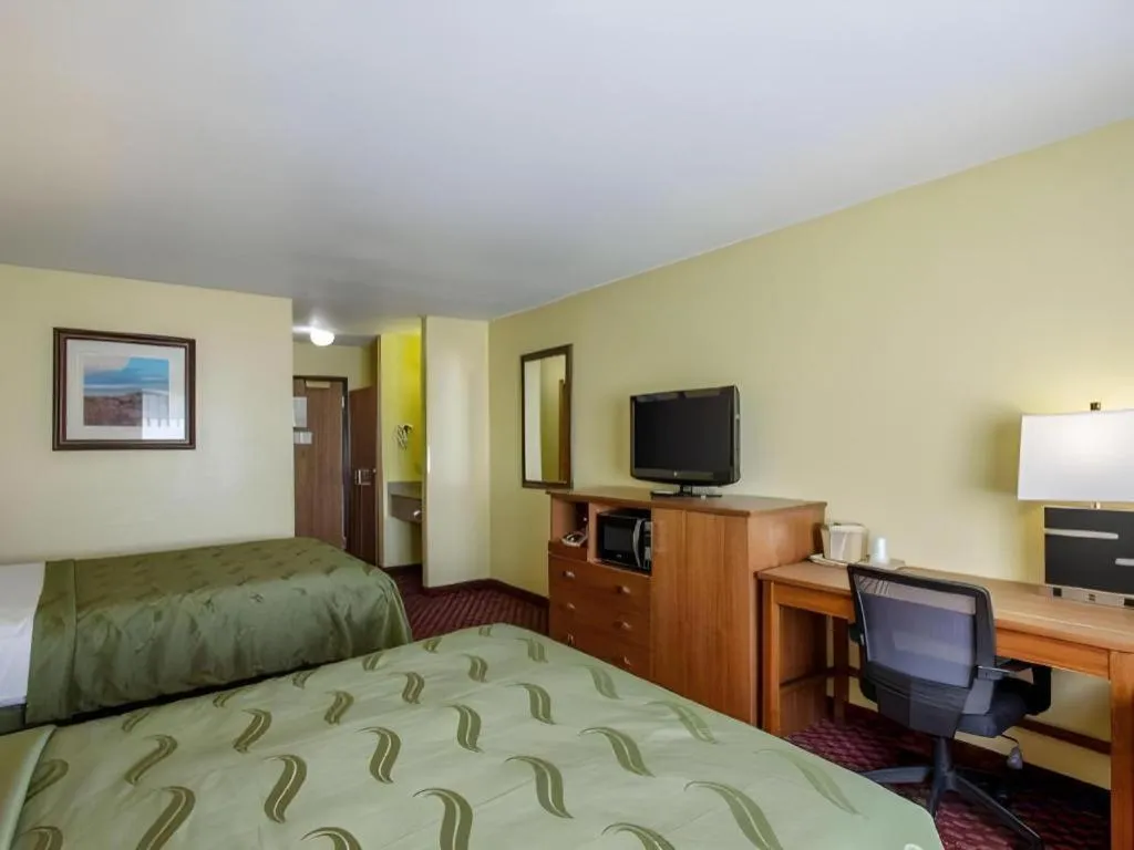 Bed in Quality Inn Mineral Point